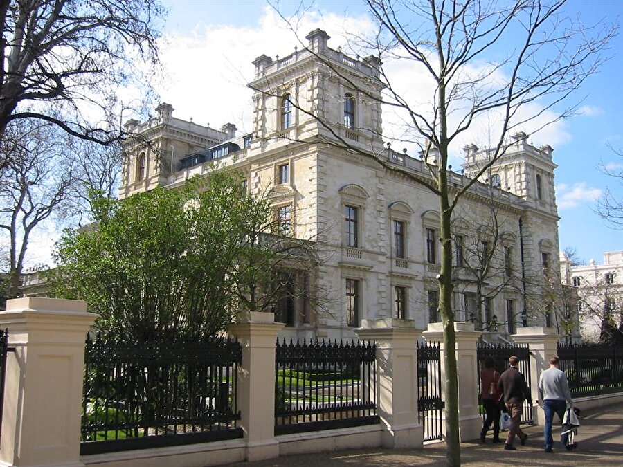 Kensington Palace Gardens

                                    
                                    Premier Lig ekibi Chelsea'nin sahibi Roman Abramoviç'e ait evde; sağlık merkezi, tenis kortu ve otomobil müzesi bulunuyor. Rusya elçiliğinin olduğu caddede yer alan evin değeri 140.000.000 dolar.
                                
                                