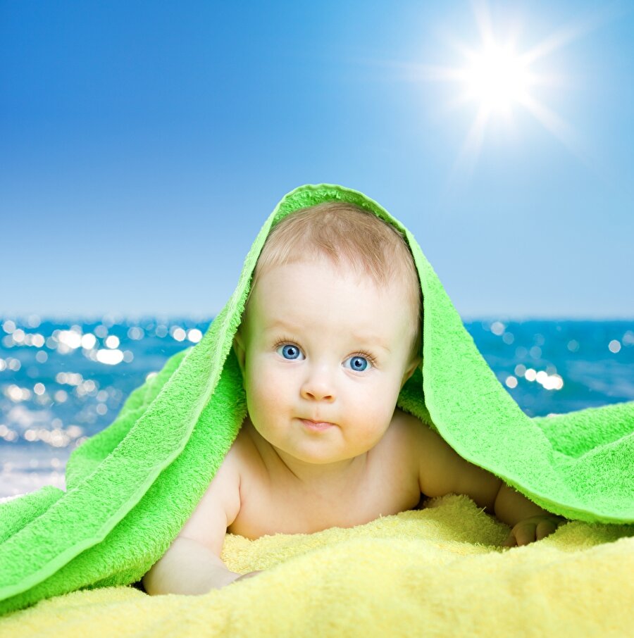 Bebekler için olmazsa olmaz
Her bebek dünyaya geldiğinde takviye olarak D vitamini kullanmaya başlar. Bebek gelişimi için son derece büyük öneme sahip olan D vitamininin doğal kaynağı ise güneş… Güneş vücuda değdiğinde cilt altındaki D vitaminini oluşturan kolekalsiferolü harekete geçirir.