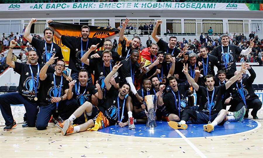 İlk kupa İspanya’da
İlki 2002-2003 sezonunda düzenlenen organizasyonda şampiyonluğu İspanyol ekibi Valencia Basket kazandı.