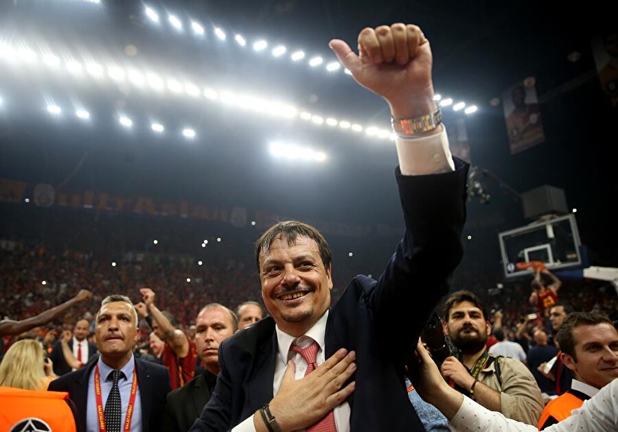 Ataman tarihe geçti
Hem Galatasaray Odeabank'ı hem de Basketbol Erkek Milli Takımı'nı çalıştıran Ergin Ataman, Eurocup zaferiyle kariyerine bir apolet daha takmış oldu. Deneyimli koç 2002'de İtalyan ekibi Montepaschi Siena ile FIBA Saporta Kupası'nı kazandı. Beşiktaş'ın en başarılı döneminde siyah-beyazlıları çalıştıran Ataman, Avrupa bazında da 2012'yi boş geçmedi. Ataman, Beşiktaş'la birlikte FIBA EuroChallenge zaferi yaşadı.