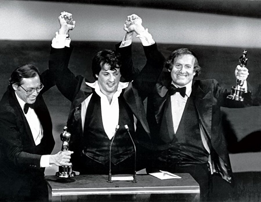 Rocky o sene Taxi Driver'ı geride bırakarak en iyi film dalında Oscar'ı alır. Film Oscar'ı alan "ilk spor filmi" olur. 

                                    
                                    
                                    
                                    
                                    
                                    Oscar töreninde yapımcılar Irwin Winkler ve Robert Chartoff, Stallone ile birlikte.
                                
                                
                                
                                
                                
                                