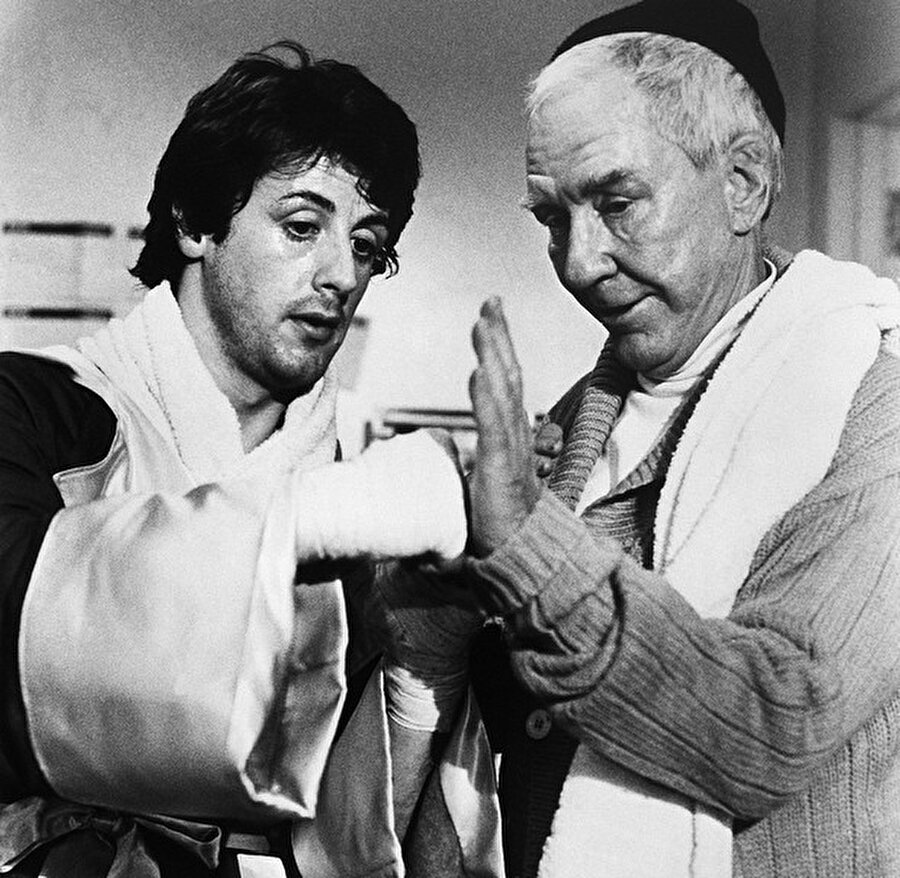 Stallone bu maçtan çok etkilenir ve 3 gün kendini kapatarak bir senaryo yazar. Senaryo'nun adı Rocky'dir.