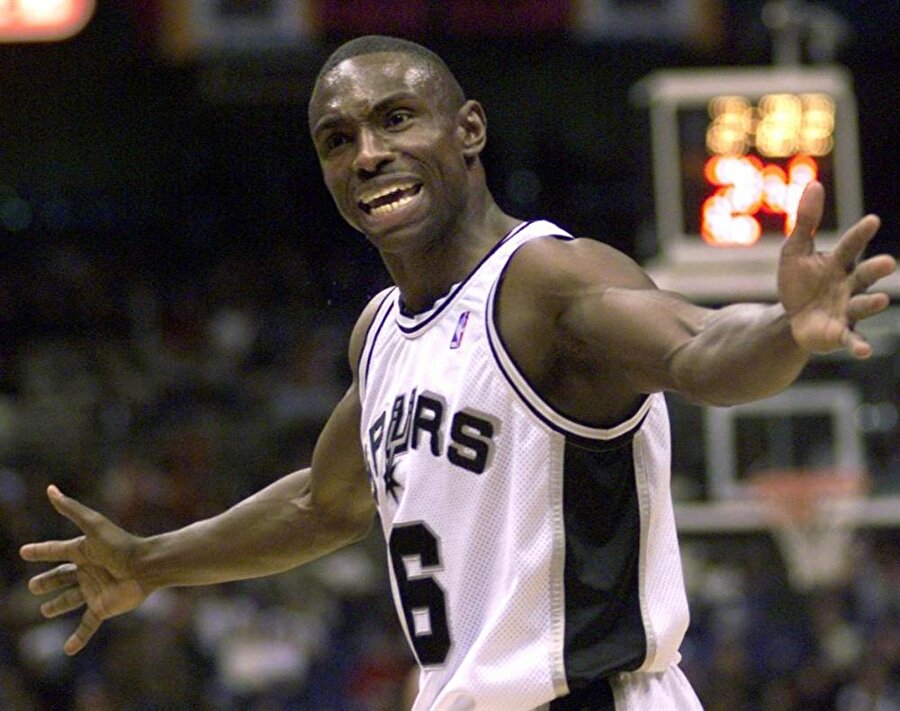 Avery Johnson

                                    NBA'in 1,78'lik yıldızlarında biri de Avery Johnson. 25 Mart 1965 yılında dünyaya gelen Johnson, 15 yıl boyunca NBA'de oynadı. 2004 yılında basketbolu bırakan Johnson, kariyerinde yalnızca bir kez şampiyonluk yaşadı. 1999 yılında San Antonio Spurs'la şampiyonluk coşkusu yaşayan Johnson için bu kulüp ayrı bir önem taşıyor. Sekiz buçuk sene San Antonio Spurs'da forma giyen Johnson'un 6 numaralı forması 22 Aralık 2007'de kulübün aldığı kararla emekli edildi.
                                