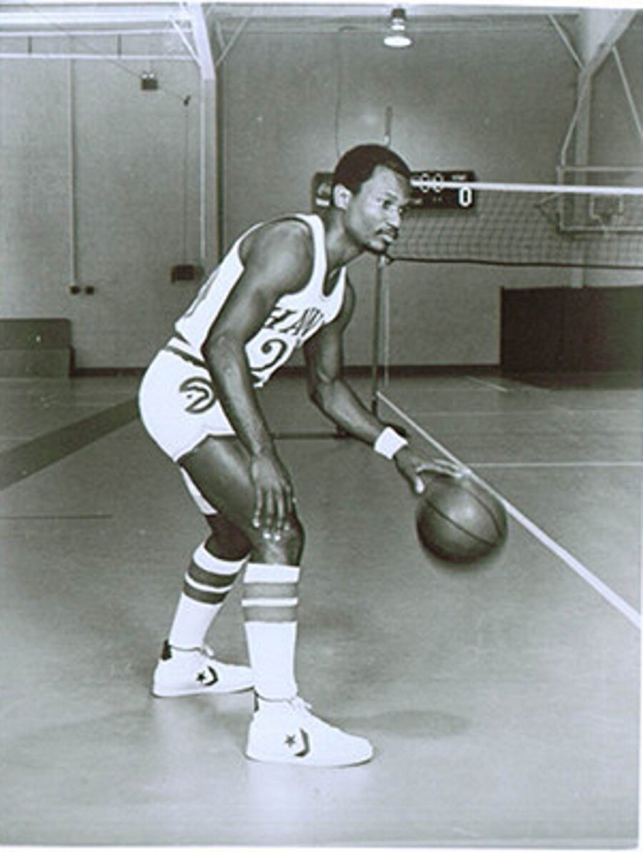 Charlie Criss

                                    1948 yılında doğan Charlie Criss, 1,72'lik boyuna rağmen basketbolu tercih edelerden. Kariyerine New Mexico State Üniversitesi'nde başlayan Criss, birçok ekip de forma giydi. Criss, kariyerini noktaladıktan sonra yorumculuğu tercih etti.
                                