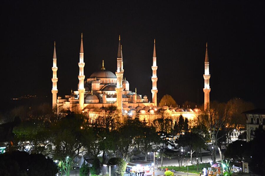 Süleymaniye Camii

                                    
                                    
                                    Süleymaniye Camii,1551-1557 yılları arasına inşa edilmiştir. İstanbul Beyazıt'ta bulunan camii, I. Süleyman adına yapılmıştır. Mimar Sinan'ın kalfalık devri eserlerinden biri olan Süleymaniye Camii'nde birçok önemli şahsın da mezarı bulunmaktadır.
                                
                                
                                