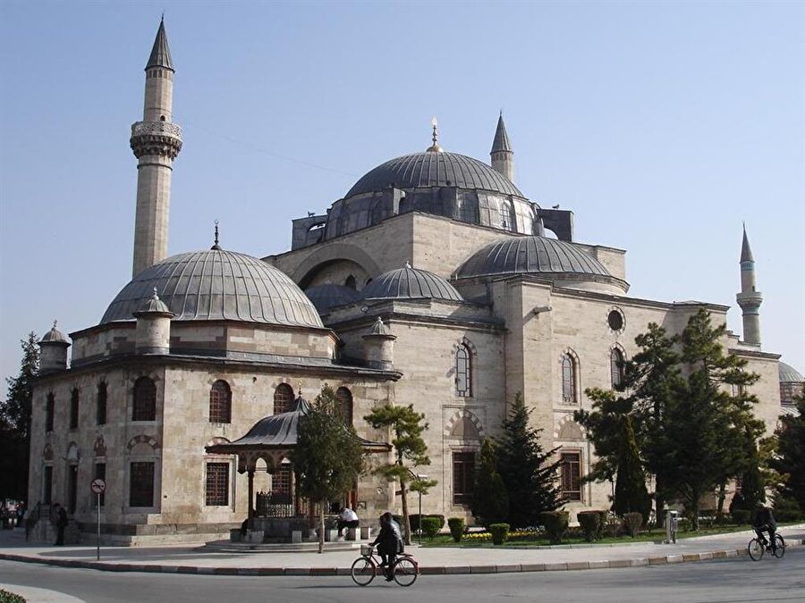 Şehzadebaşı Camii

                                    
                                    
                                    Şehzadebaşı Camii İstanbul Fatih'te bulunmaktadır. Kanuni Sultan Süleyman'ın 22 yaşında vefat eden oğlu için yaptırdığı camiidir. 1543-1548 yılları arasında yapılan camii için Mimar Sinan'ın “Çıraklık eserimdir” dediği biliniyor. Şehzade türbesinin içi rengarenk çinilerle bezelidir. Ortadaki sandukada Şehzade Mehmed, sağında Şehzade Cihangir yatar. Solunda ise Hümaşah Sultan'ın mezarı bulunmaktadır. 
                                
                                
                                