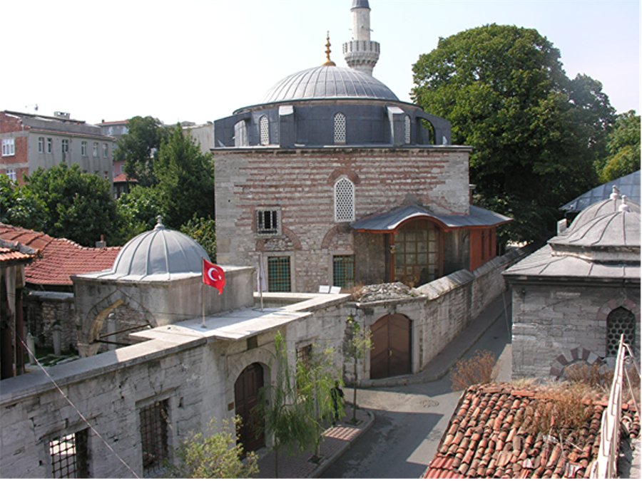 Haseki Camii 

                                    
                                    
                                    İstanbul Fatih'te bulunan Haseki Camii, 1539'da tamamlanmıştır. Hürrem Sultan'ın yaptırdığı Haseki Külliyesi'nde cami, medrese, darüşşifa, imaret, medrese, mektep, sebil ve aşevi bulunmaktadır. Tek kubbeli camiye 1603-1617 tarihlerinde Hasan Bey tarafından ikinci bir kubbe ve üç kemerli revak eklenmiştir. 
                                
                                
                                