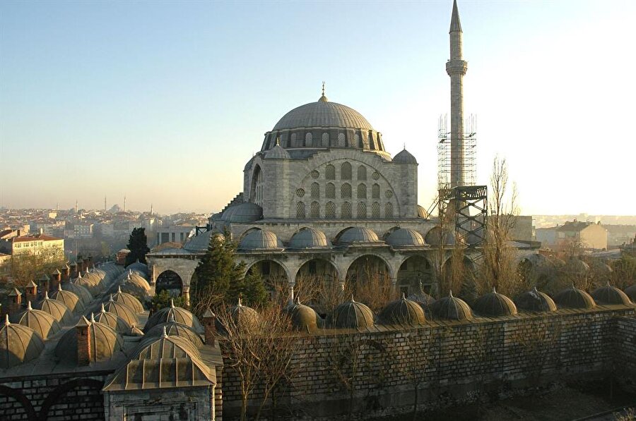 Mihrimah Sultan Camii-Edirnekapı 

                                    
                                    
                                    Mihr-î-Mâh Sultan Camii, İstanbul Edirnekapı'da bulunan surların hemen yanında yer alır. Kanuni Sultan Süleyman'ın kızı Mihrimah Sultan tarafından yaptırılan camiinin inşaatı 1562-1565 yılları arasında tamamlandı. Mihrap ve minber taş işçiliğiyle yapılmıştır. 1999 depreminde hasar gören caminin restorasyonu, 11 yıl sürmüştür.
                                
                                
                                
