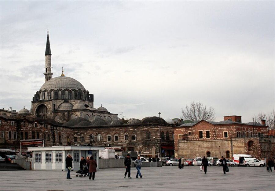 Rüstem Paşa Camii 

                                    
                                    Rüstem Paşa Camii, İstanbul'un Tahtakale semtindeki Hasırcılar Çarşısı içinde yer alır. 1562-1564 yılları arasında tamamlandığı düşünülen cami, Kanuni Sultan Süleyman'ın sadrazamlarından ve aynı zamanda kızı Mihrimah Sultan'ın kocası olan Damat Rüstem Paşa için yaptırılmıştır. Evliya Çelebi, Seyahatnamesinde Rüstem Paşa Camisi'nden bahsetmiştir.
                                
                                