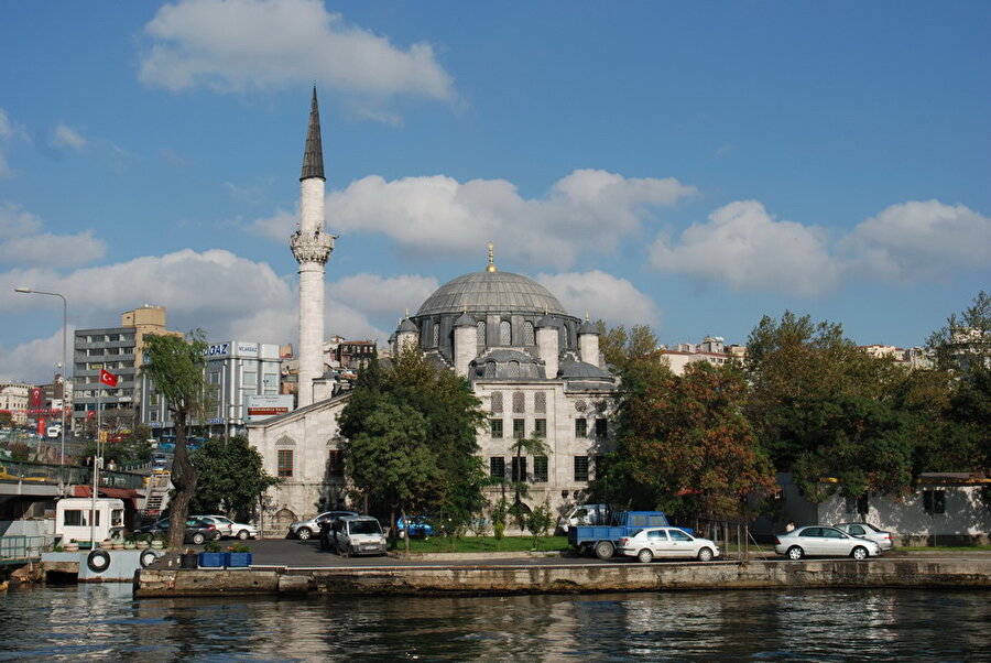 Sokullu Mehmed Paşa Camii (Azapkapısı) 

                                    
                                    
                                    Sokollu Mehmet Paşa Camii, İstanbul Azapkapı semtinde yer alır. 1578'de Sokollu Mehmet Paşa adına yapılmıştır. Mimarisi, Selimiye Camii'ni anımsatır. Alışılmışın aksine tek minaresi caminin solunda yer alır. 1807 yılında çıkan yangın nedeniyle minare yenilenmiştir. Savaşların da etkisiyle onarımı uzun yıllar alan camii 1974 yılında yeniden ibadete açılmıştır.
                                
                                
                                