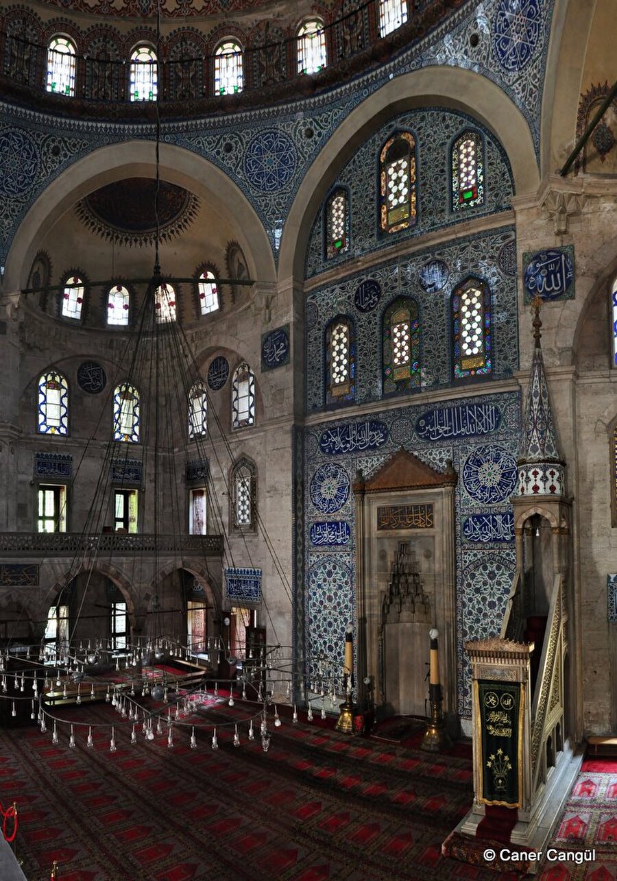 Sokullu Mehmed Paşa Camii 

                                    
                                    
                                    İstanbul Kadırga'da bulunan Sokollu Mehmet Paşa Külliyesi, Mimar Sinan'ın önemli eserlerinden biridir. Üç padişaha sadrazamlık yapan Sırp asıllı Sokollu Mehmet Paşa adına 1571'de karısı tarafından yaptırılmıştır.
                                
                                
                                