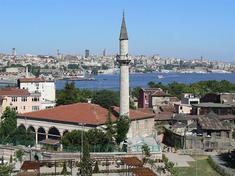Ferruh Kethüda Camii

                                    
                                    
                                    Ferruh Kethüda Camii, İstanbul Ayvansaray'da bulunur. Kanuni Sultan Süleyman'ın sadrazamı Semiz Ali Paşa'nın kahyası olan Ferruh Ağa tarafından 1562 yılında yaptırılmıştır. Eski yıllarda Balat Şeriye Mahkemesi bu caminin avlusunda kurulurdu.
                                
                                
                                