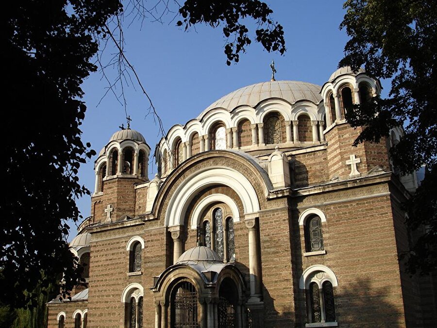 Kara Camii 

                                    
                                    
                                    1528 yılında Kanuni Sultan Süleyman'ın emriyle Bulgaristan'da yaptırılmıştır. Sofya'da bulunan camii 1903'te kiliseye çevrilmiştir. Osmanlı döneminde camiinin hemen yanına defnedilen cami hocaları ve imamlarının bulunduğu kabristan ise bugün otopark olarak kullanılmaktadır. 
                                
                                
                                
