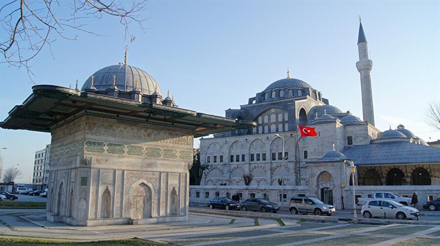 Kılıç Ali Paşa Camii 

                                    
                                    
                                    Kaptan-ı Derya Kılıç Ali'nin 1580 yılında Mimar Sinan'a yaptırdığı camidir. Caminin; türbe, medrese ve hamamdan oluşan külliyesi vardır. Tophane'de bulunan caminin mimarisinde Ayasofya örnek alınmıştır. Yapı 2011 yılında restorasyon geçirmiştir. 
                                
                                
                                