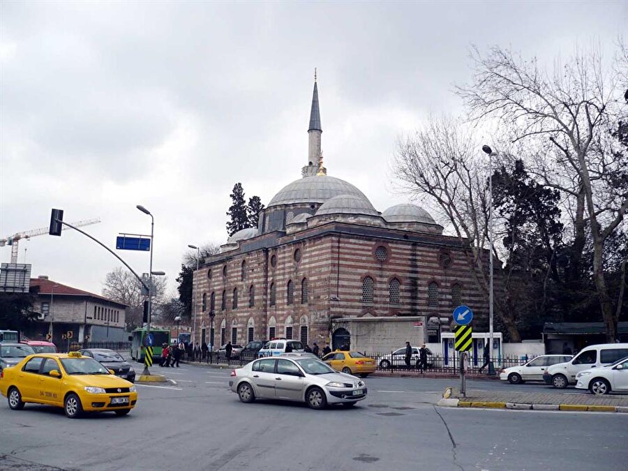 Sinan Paşa Camii 

                                    
                                    
                                    Beşiktaş'ta bulunan Sinan Paşa Camisi, iskelenin hemen karşısındadır. Eser 1550-1553 yılları arasında Osmanlı Donanması'nın Kaptan-ı Deryası olan Sinan Paşa tarafından yaptırılmıştır. Cami 1555 yılında tamamlandı. Tek minareli olan caminin Hünkar mahfili yıkılmıştır. 
                                
                                
                                