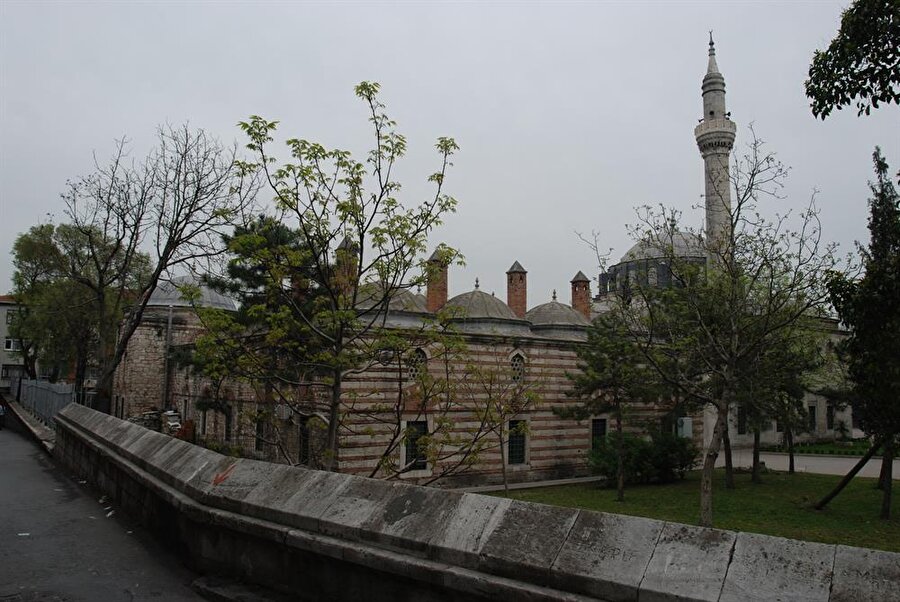 Gazi Ahmet Paşa Camii 

                                    
                                    Gazi Ahmet Paşa Camii de Tarihi Yarımada'da yer alır. 1558 yılında yapılmaya başlanan camiyi dört yarım kubbe çevreler. Caminin dış avlusunun 50 metre yanında ise Gazi Ahmet Paşa türbesi yer alır. 
                                
                                
