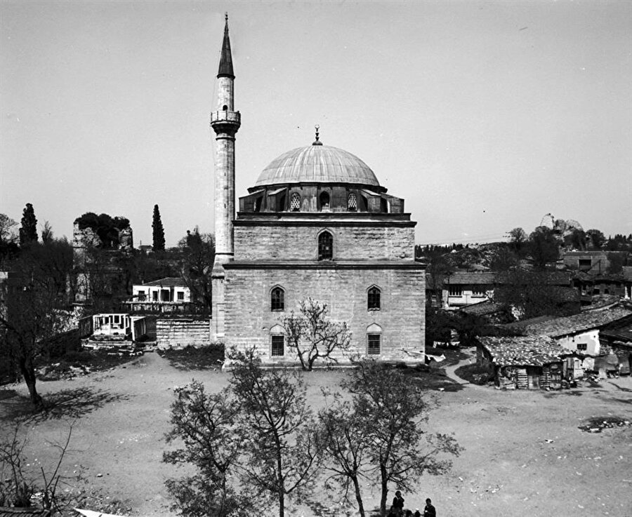 Hadım İbrahim Paşa Camii 

                                    
                                    
                                    1551 yılında Mimar Sinan'a yaptırılan Hadım İbrahim Paşa Camii, İstanbul Silivrikapı'da bulunur. Avluya üç giriş kapısı vardır. 2007'de restorasyon gören şimdilerde ibadete açıktır.
                                
                                
                                