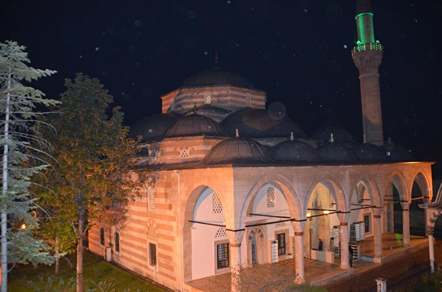 Abdurrahman Paşa Camii 

                                    
                                    
                                    Kastamonu'nun Tosya İlçesi'nde yer alan cami, 1582 yılında inşa edilmiştir. Mimarlığını Mimar Sinan'ın üstlendiği caminin inşaatını talebeleri yürütmüştür. Cami 1943 yılında meydana gelen depremde ciddi hasar görmüştü. Günümüzde ilçenin en büyük camii konumundadır.
                                
                                
                                