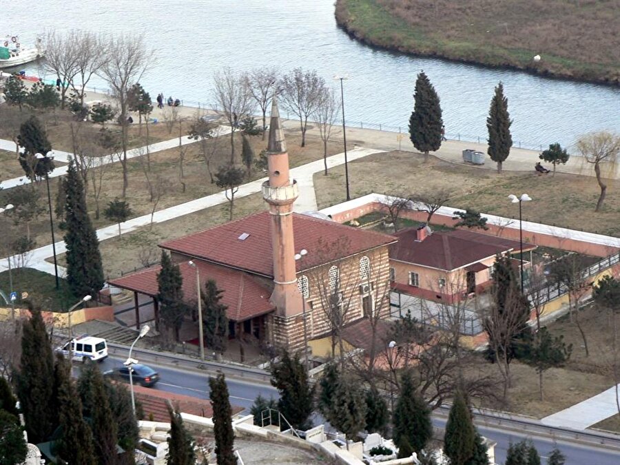 Şah Sultan Camii

                                    
                                    
                                    1533 yılında Yavuz Sultan Selim'ın kızı Şah Sultan, Şah Sultan Camii'ni Mimar Sinan'a yaptırmıştır. Cami türbesinde şeyh Merkezzade Ahmet Efendi yatmaktadır.
                                
                                
                                