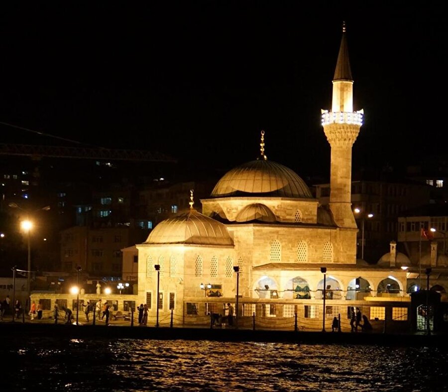 Şemsi Ahmed Paşa Camii 

                                    
                                    
                                    Şemsi Paşa Camii, Üsküdar'ın Şemsi Paşa Caddesi'nde yer alır. 1580 yılında Şemsi Ahmet Paşa tarafından yaptırılan cami, kare planlıdır.
                                
                                
                                