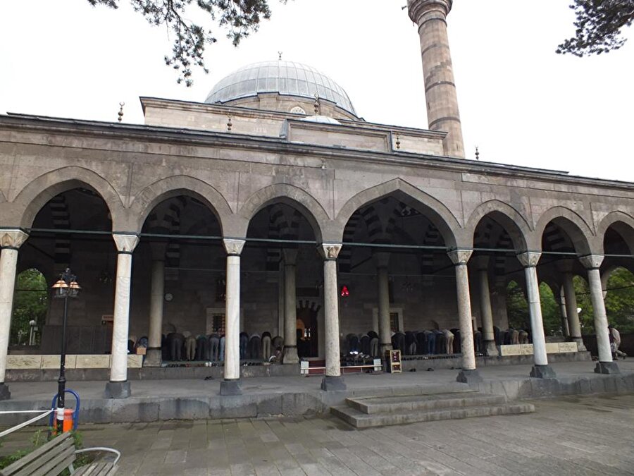 Kayseri Kurşunlu Camii 

                                    
                                    
                                    Mimar Sinan tarafından Kayseri'de yapılan iki camiden biri Kurşunlu Camii'dir. Camiyi Rumeli, Şam ve Karaman Beylerbeyi Kızıl Ahmedli Hacı Ahmed Paşa yaptırmıştır. 
                                
                                
                                