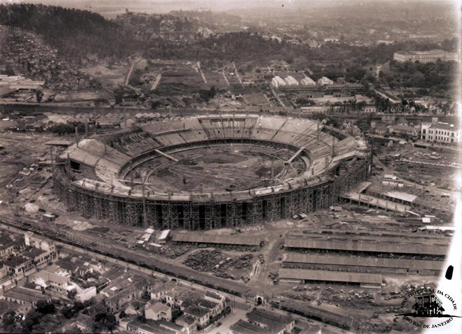 1950 Dünya Kupası için yapıldı

                                    
                                    
                                    
                                    
                                    Brezilya'nın 1950 Dünya Kupası'na ev sahipliği yapma hakkını almasının ardından Rio de Janeiro kentinde yeni bir stat yapılmaya karar verildi. Kararın ardından stadyumun planları Raphael Galvao ve Pedro Paulo Bernardes Bastos adlı iki mühendis tarafından çizildi.
                                
                                
                                
                                
                                