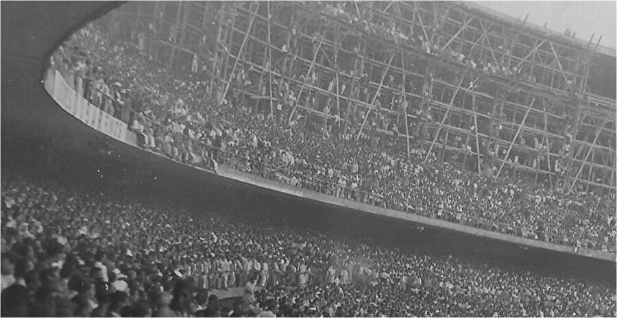İlk maç 16 Haziran 1950’de oynandı

                                    
                                    
                                    
                                    
                                    2 Ağustos 1948'de temeli atılan stat, taraftarlara kapılarını 16 Haziran 1950'de açtı. Stadın açılış maçında Rio de Janeiro All-Stars ile Sao Paulo All-Stars takımları karşı karşıya geldi. 
                                
                                
                                
                                
                                