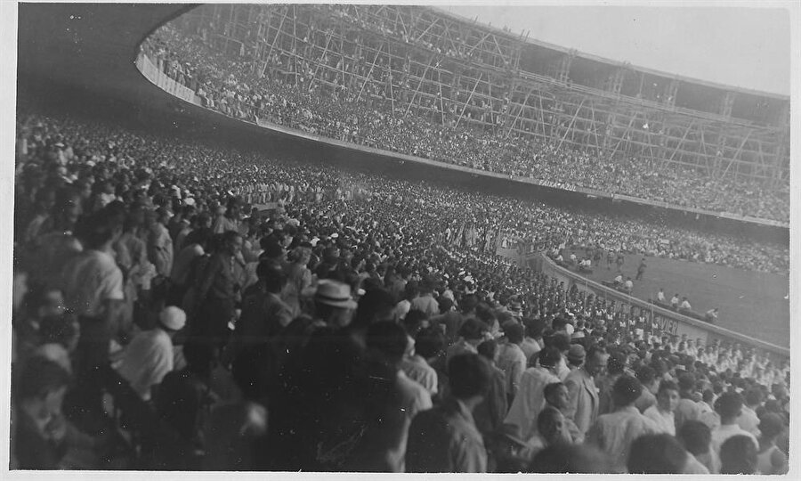 Taraftar rekoru kırıldı

                                    
                                    
                                    
                                    1950 Dünya Kupası'nda Maracana Stadı'nda oynanan Brezilya'nın Uruguay'ı 2-1 mağlup ettiği maçta taraftar rekoru kırıldı. Karşılaşmaya kaçak girenlerle birlikte, mücadeleyi 199.854 kişi tribünden izledi.
                                
                                
                                
                                