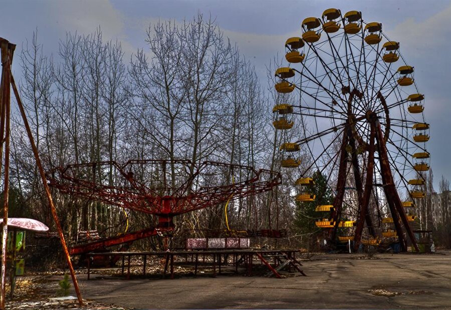 Deney için devre dışı bırakılmış güvenlik sisteminden dolayı reaktörde önlenemeyen tepkimeler başladı. 

                                    
                                    
                                
                                