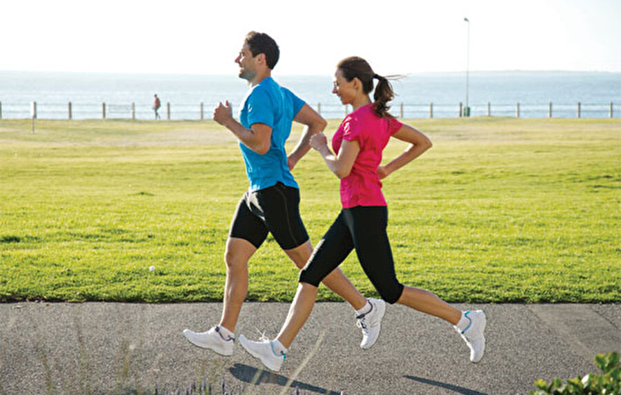 Spor yapmak eğlenmenize ve neşelenmenize yardımcı olur. Hayatınız daha eğlenceli geçer.