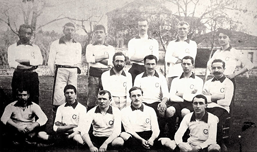 Kadıköy Futbol Kulübü dönemi
Kadıköylü gençler bu kez 1902'de Kadıköy Futbol Kulübü'nü kurdu. Gizlice kurulan kulübün bilgileri Fransız bir gazetede yayınlanınca II.Abdülhamit bir kez daha kulübü kapattırdı.