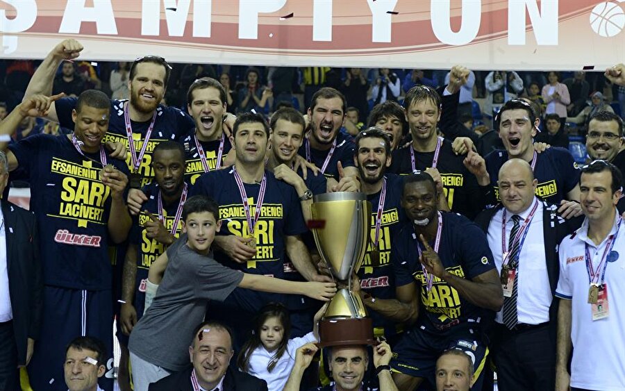 Basketbolda 6 şampiyonluk
Bu sezon Euroleague'de gözünü kupaya diken Fenerbahçe Erkek Basketbol Takımı, Türkiye Basketbol Ligi'nde altı şampiyonluğu bulunuyor. Sarı-lacivertliler 1991, 2007, 2008, 2010, 2011, 2014 yıllarında ipi göğüsleyen taraf oldu.