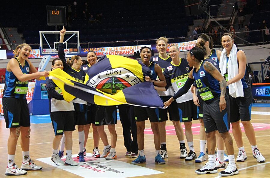 Potanın Kraliçeleri affetmez!
1954 yılında kurulan Fenerbahçe Kadın Basketbol Takımı, elde ettiği başarılarla taraftarların en çok takip ettiği branşlardan biridir. Potanın Kraliçeleri 1999, 2002, 2004, 2006, 2007, 2008, 2009, 2010, 2011, 2012, 2013 yıllarında lig şampiyonluğu coşkusu yaşadı.