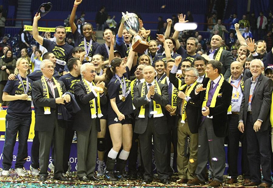 Bir günde iki kupa
Sarı-lacivertli kulübün en başarılı branşlarından biri de kadın voleybol. Sarı Melekler, Türkiye Ligi'nde 2008-09, 2009-10, 2010-11 ve 2014-15 sezonlarında şampiyonluk yaşadı. 2009-2010'da Fenerbahçe, FIVB Dünya Kulüpler Şampiyonası'nda şampiyon oldu. 2011-2012 sezonunda sarı-lacivertliler Avrupa Kadınlar Voleybol Şampiyonlar Ligi'nde mutlu sona ulaştı. 2013-2014 ise erkek voleybol takımıyla aynı gün Avrupa Kadınlar CEV Kupası'nı kazandı. Fenerbahçe aynı gün iki ayrı branşta şampiyon olarak büyük bir zafere imza atmıştı.
