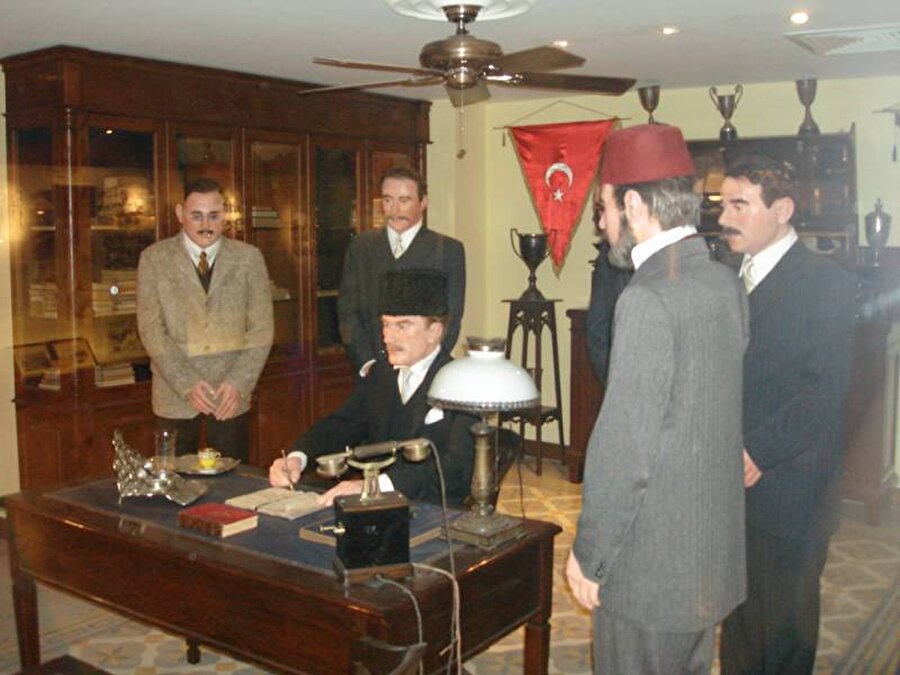 Hatıra defterine düşüncelerini yazdı
Bu ziyaret sırasında Atatürk, Fenerbahçe'nin hatıra defterine şu ifadeleri yazmıştır: Fenerbahçe Kulübü'nün her tarafta beğenilip değer verilen, ortaya çıkmış eser ve çalışmalarını duymuş ve bu kulübü ziyaret edip bu işte emeği, yardımı olanları tebrik etmeği görev edinmiştim.