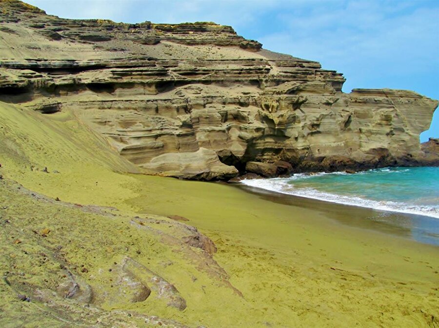 Papakölea Green Sand Beach

                                     

 Hawaii'de bulunan 'Papakölea Green Sand Beach' de rengini olivin kristallerinden alıyor.

                                