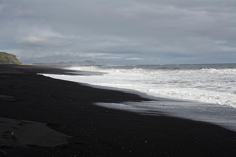 Vik Seach Iceland

                                    Bir başka siyah kumlu plaj, İzlanda'da yer alıyor. Siyah kumların nedeni diğerlerinde de olduğu gibi volkanik hareketler.
                                