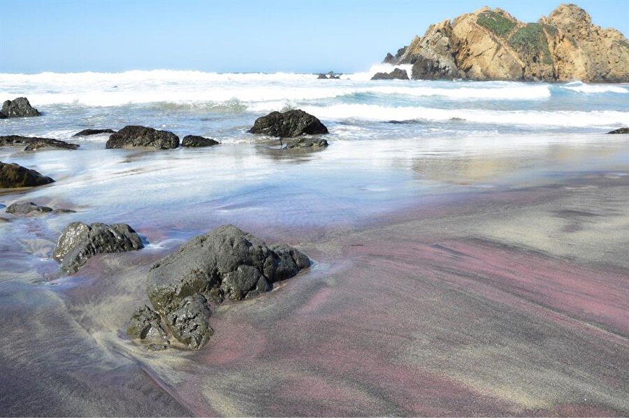 Purple Sand Beach

                                    Purple Sand Beach ya da Pfeiffer Beach olarak bilinen yer Kaliforniya'da bulunuyor. Söz konusu plaj, mor kumlarıyla tanınıyor. Manganez-lal taşı granüllerinin aşınması sonucu plaj mor rengi almış.
                                