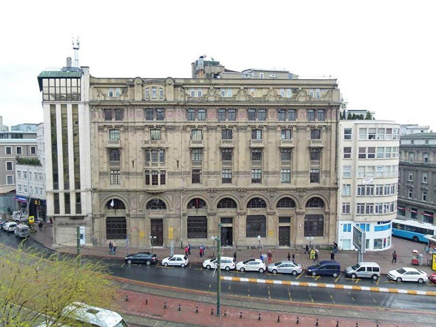 Karaköy Palas
İstanbul Karaköy'de bulunan bina 1920'de inşa edildi. Giulio Mongeri'nin önemli eserlerinden biri olan bina, günümüzde Halkbank'ın Karaköy Şubesi olarak faaliyet göstermekte.