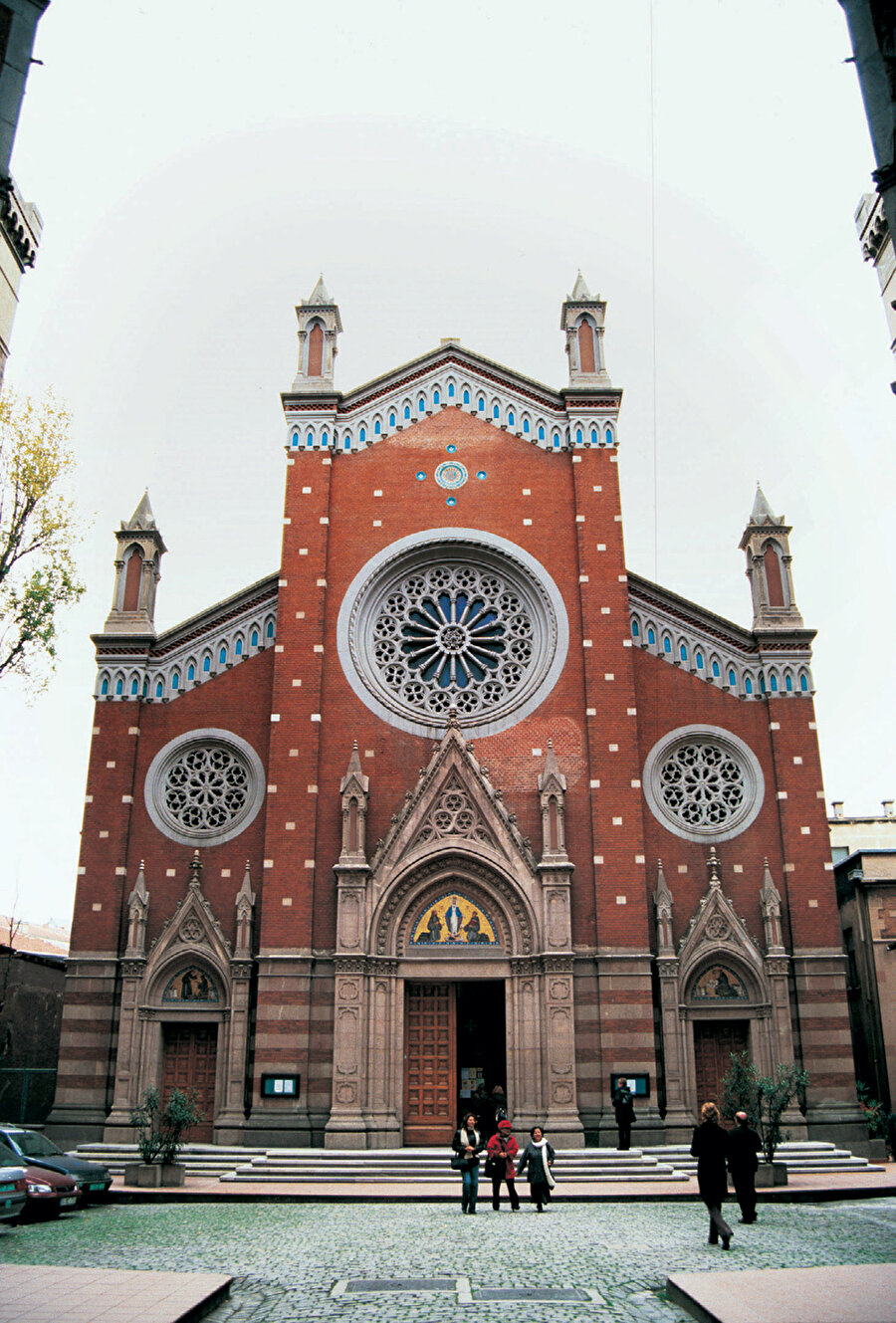 St. Antuan Katolik Kilisesi
Giulio Mongeri'nin Türkiye'de yaptığı eserler arasında İstanbul'daki St. Antoine Katolik Kilisesi de yer alır. Kilise, Neogotik üslubunda, betonarme olarak inşa edilmiştir. Kilise, İstiklal Caddesi'ndeki ilk betonarme yapılardandır.