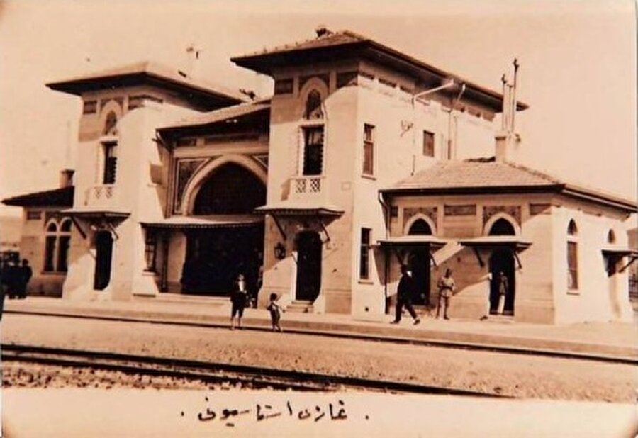 İnhisarlar (Tekel) Başmüdürlük Binası
Ankara Ulus'ta bulunan İnhisarlar (Tekel) Başmüdürlük Binası, 1928 yılında Mongeri tarafından yapıldı. Binada Osmanlı mimarisinin geleneksel izleri de bulunuyor.