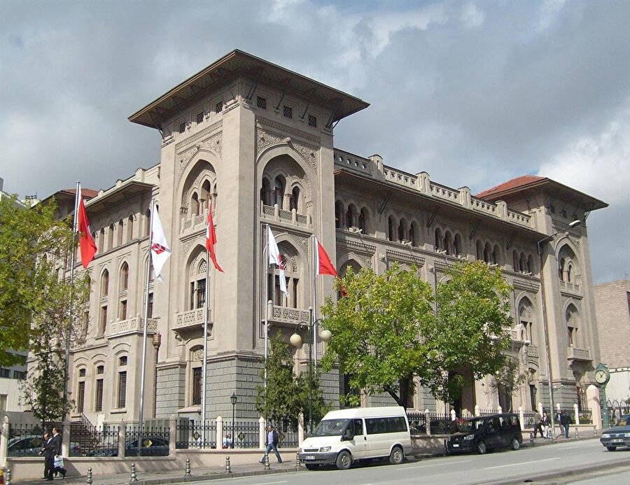 Ziraat Bankası Genel Müdürlük Binası
Mongeri'nin Ankara Ulus'ta ki bir diğer eseri ize Ziraat Bankası binasıdır. Mongeri tarafından tasarlanan bina 1925-1929 yılları arasında tamamlanmıştır. Bina günümüzde Ziraat Bankası Müzesi olarak hizmet vermektedir.