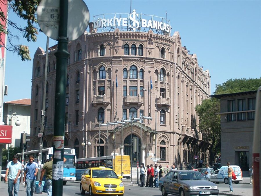 Türkiye İş Bankası Genel Müdürlük
Ankara Ulus'ta bulunan Türkiye İş Bankası Genel Müdürlüğü binası da Mongeri'nin eseridir. 1929'da inşa edilen yapıda Selçuklu ve Osmanlı mimarisinin yanı sıra Fransız tarzı da kullanılmıştır.