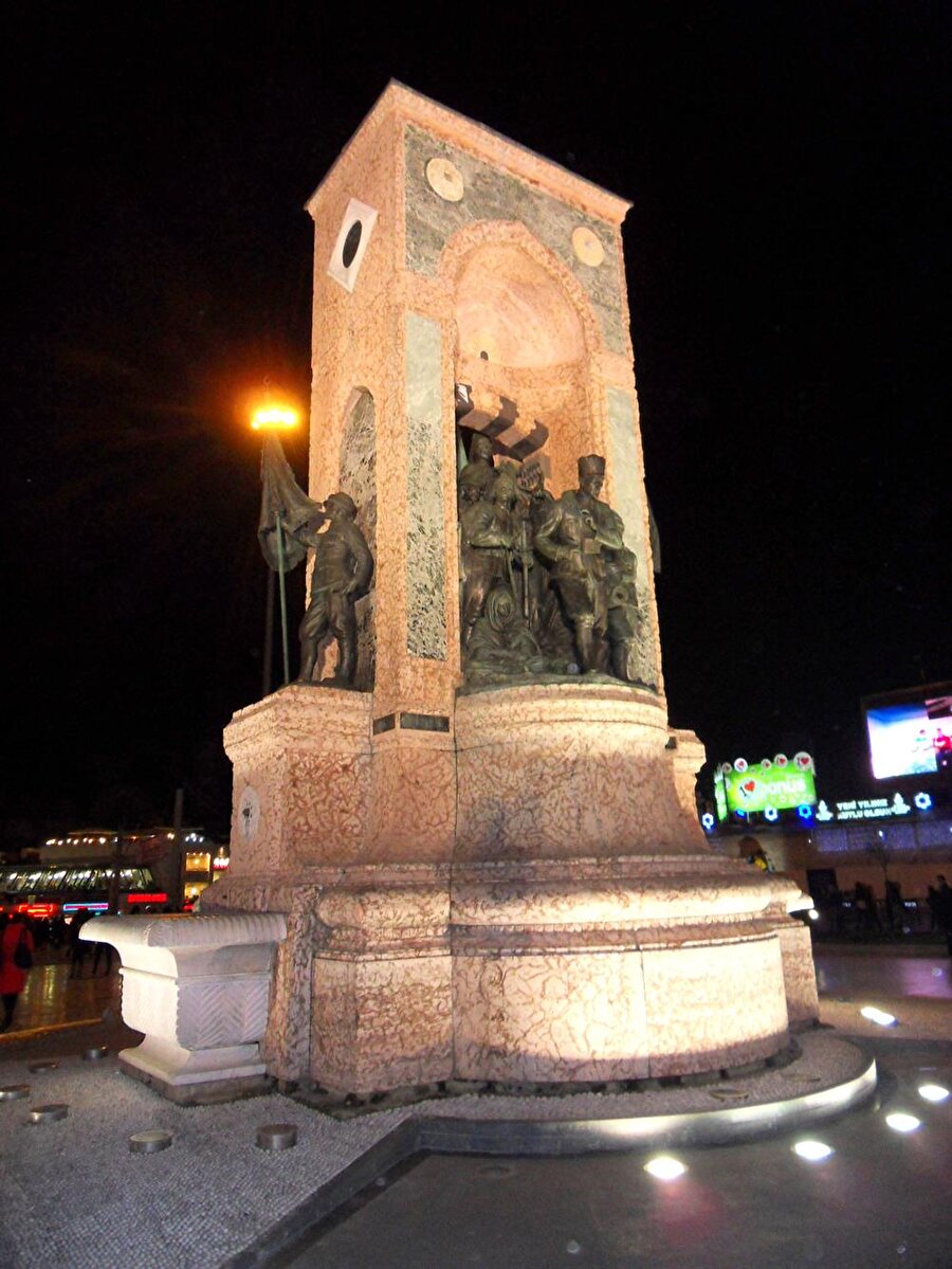 Taksim Cumhuriyet Anıtı
Taksim Cumhuriyet Anıtı'nı İtalyan heykeltıraş Pietro Canonica yapmıştır. Hadi Bara ve Sabiha Bengütaş'ın desteğiyle anıt 1928'de tamamlanmıştır. Anıtın kaide ve çevre düzenlemesini ise Giulio Mongeri yapmıştır.