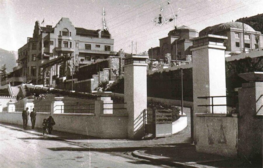 Çelik Palas
Bursa'da bulunan Çelik Palas Otel, Mustafa Kemal Atatürk'ün isteği üzerine inşa edildi. Mongeri, otel inşaatı öncesinde en güzel yeri bulabilmek için aylarca Bursa'da yaşamış, Bina 1935 yılında tamamlanmış. Bina 2009 yılında ise restore edildi.