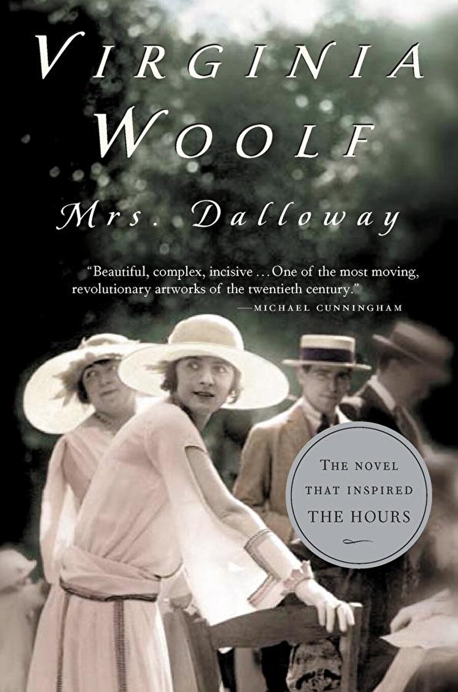 Vırgınıa Woolf-Bayan Dalloway

                                    Birinci Dünya Savaşı'nın sonunda Londra. Sıcak bir yaz günü Clarissa Dalloway o akşam vereceği büyük partiye hazırlanmaktadır. Aynı gün Hindistan'dan beklenmedik bir ziyaretçi gelir: İlk aşkı Peter Walsh. Onun bu apansız gelişi uzak bir geçmişin anılarını, eski arkadaşlıkları ve Clarissa'nın gençliğinde yaptığı tercihleri canlandırır zihninde. Bütün yaşamı, ilişkileri ve sıradan, tekdüze evliliğine götüren olaylar bir bir geçer gözlerinin önünden.

Clarissa çevresinde sürüp giden hayata ve o hayatın içindeki sayısız insana odaklanırken, yazar da çeşitli karakterler arasında gidip gelir ve onların yaşadıklarını Mrs. Dalloway'in akıp giden gününün içine yerleştirir. Virginia Woolf, 'Clarissa Dalloway'in hayatında bir gün' ü, en yetkin temsilcisi olduğu bilinçakışı tekniğiyle anlattığı bu romanında, erkekle kadın ve iki kadın arasındaki ilişkilere de bir pencere açıyor; karakterlerin her birinin iç dünyasına okuru da dahil ediyor; geçmişe ait benzersiz ama acı veren imgeleri bugünün imgelerine katıyor, toplumun dayattıklarının altında boğulan arzuları incelikle işliyor. Hayatı ve dış dünyayı her bir karakterinin gözünden ve zihninden muhteşem bir çözümlemeyle sunarken, zamanının ruhunu da başarıyla yansıtıyor.
                                