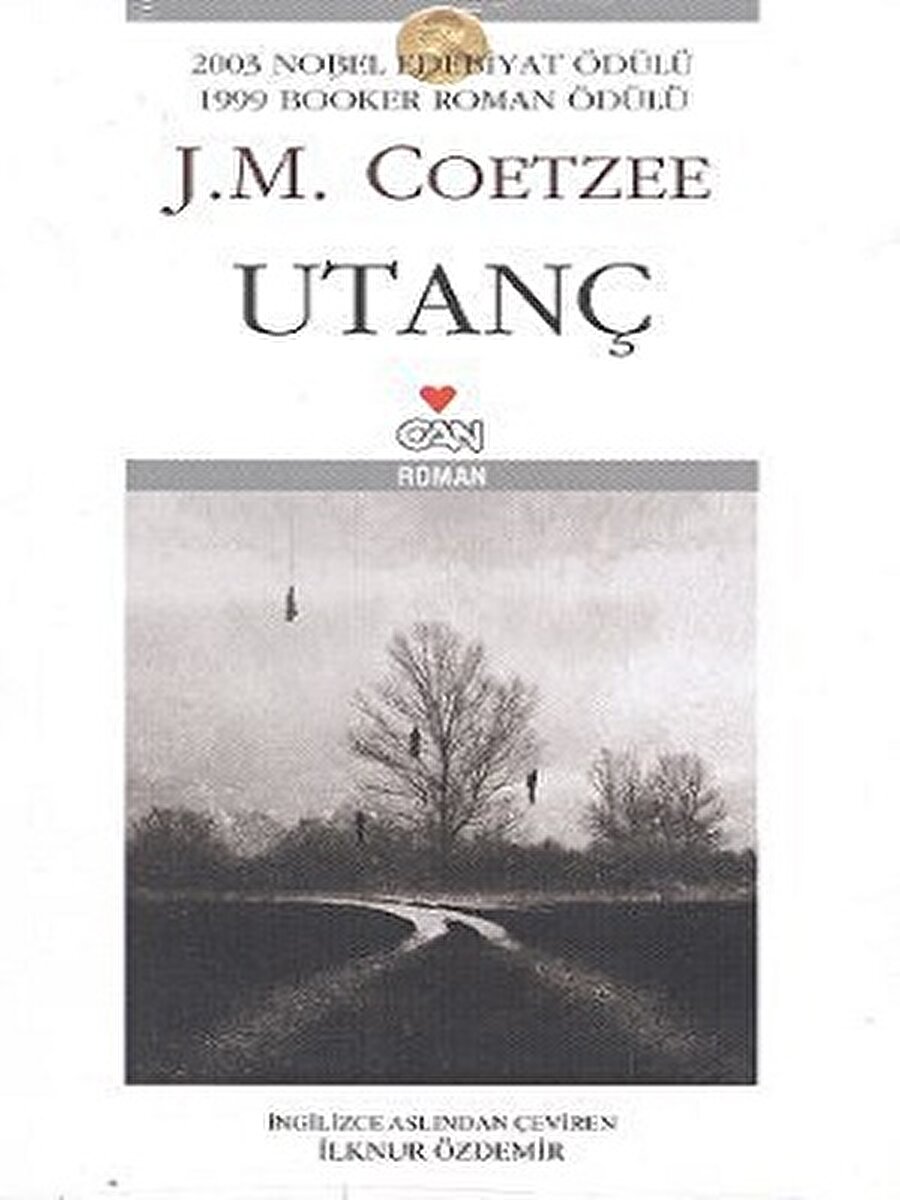Coetzee-Utanç

                                    J. M. Coetzee, 1999 Booker Roman Ödülü'nü alan etkileyici romanı Utanç'ta, şiddetli, yaoğun bir dönüşüm geçirmekte olan bir toplumun, yeni Güney Afrika'nın öyküsünü anlatıyor. İki kez evlenip boşanmış, bir kız babası olan, elli iki yaşındaki Profesör Lurie'nin öyküsünde, hem siyasal hem de kişisel dönüşümler, değişimler yaşayan sanclıı bir toplumun insanını tanıtıyor. Bir kız öğrencisiyle girdiği ilişki sonucu okulundan ayrılmak zorunda kalan Profesör Lurie'yi arkadaşları dışlıyor, eski karısı da alaya alıyor. Lurie, kızı Lucy'nin çiftliğine sığınıyor, elinde kalan tek insancıl ilişki kızı ile olanıdır. Lucy'nin koşullarına ve ırk ayrımının yeni boyutlar aldığı bir topluma uyum sağlamak yoluda inançsızca sürdürdüğü çabaları, bir öğle sonrası kızıyla birlikte yaşadığı vahşi bir saldırıyla kesintiye uğruyor. Acımasız bir dürüstlükle yazan J. M. Coetzee, okura yumuşak bir roman sunmuyor, sert bir öykü anlatıyor, ama güçlü ve inanılmaz güzellikte, hem keyifli, hem kasvetli bir öykü. Baştan sona gereksiz tek bir sözcük ya da cümle içermeyen Utanç, Profesör David Lurie'nin düşüşünü anlatırken, daha ilk satırından kıskıvrak yakalıyor okuru, Lurie'nin kişisel öyküsüyle Güney Afrika'nın öyküsü iç içe geçiyor; beyazıyla siyahıyla bütün Afrikalıların uydukları kuralların tümü tersine dönüyor, çarpıtılıyor. Utanç, aslında insan olmanın ne anlama geldiğini araştırıyor. J. M. Coetzee, İnsanın içine işleyen gerçekleri yalın ama vurucu bir üslupla dile getirirken yaşayan en iyi romancılardan biri olmayı da hak ediyor.
                                