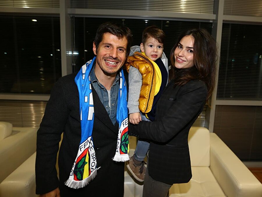 Tuğba Belözoğlu
Başakşehirsporlu Emre Belözoğlu, Tuğba Hanım'la 2 Ocak 2008'de dünya evine girdi. Mütevazi hayatıyla dikkat çeken Tuğba Belözoğlu, eşinin maçlarını kaçırmıyor.