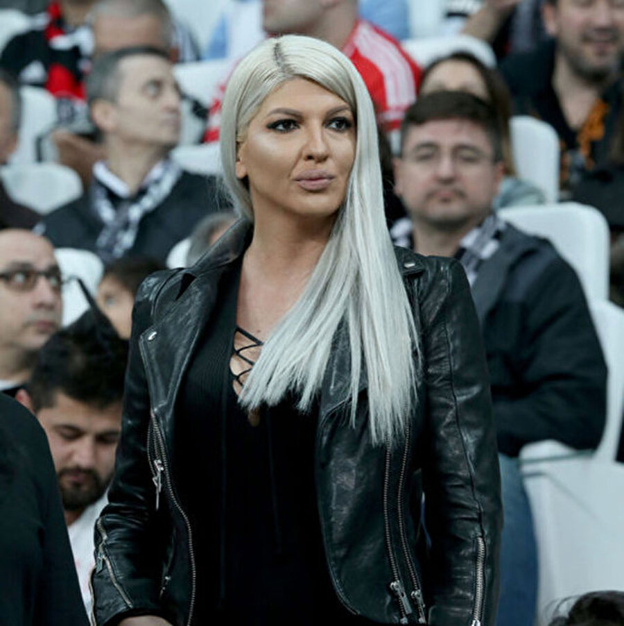 Jelena Karleusa
Beşiktaşlı Tosic'in eşi Jelena Karleusa ülkesinde önemli bir pop şarkıcısı. 2008 yılında Tosic ile evlenen Karleusa, eşinin maçlarını tribünden takip etmeye çalışıyor. Sırp şarkıcı daha önce Tarkan'ın seslendirdiği Şımarık ve Şıkıdım şarkılarını Sırpça'ya uyarlamıştı.