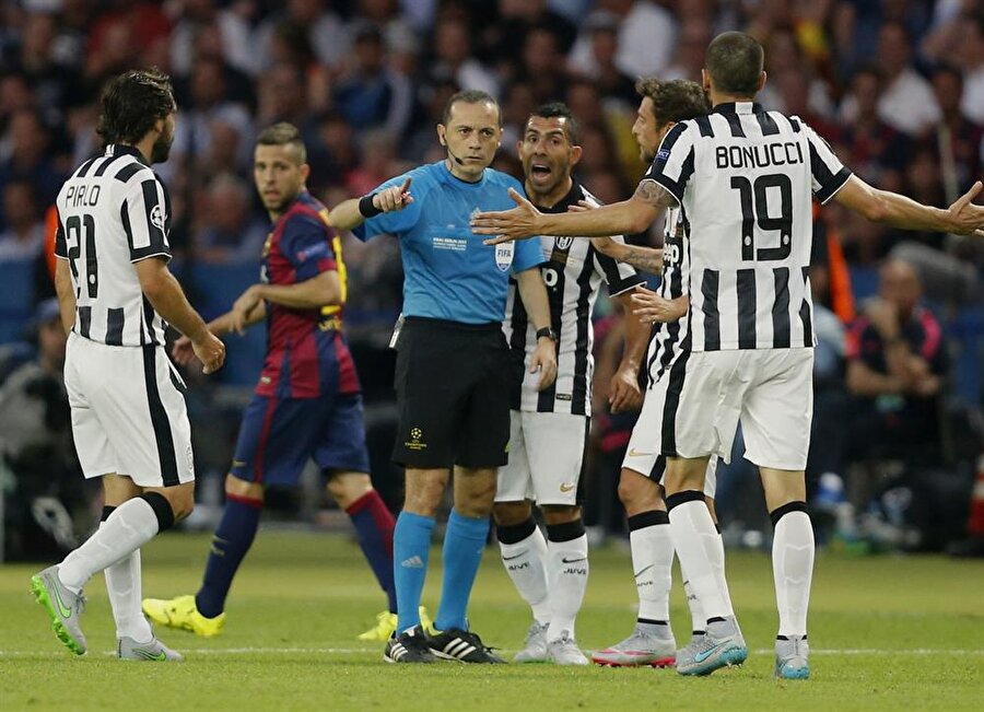 Final maçında düdük çaldı
Çakır, 6 Haziran 2015'de Şampiyonlar Ligi Finalinde Barcelona ile Juventus'un oynadığı maçı yönetti. Çakır bu başarısıyla, Şampiyonlar Ligi'nde final yöneten ilk Türk hakem olarak adını tarihe yazdırdı.